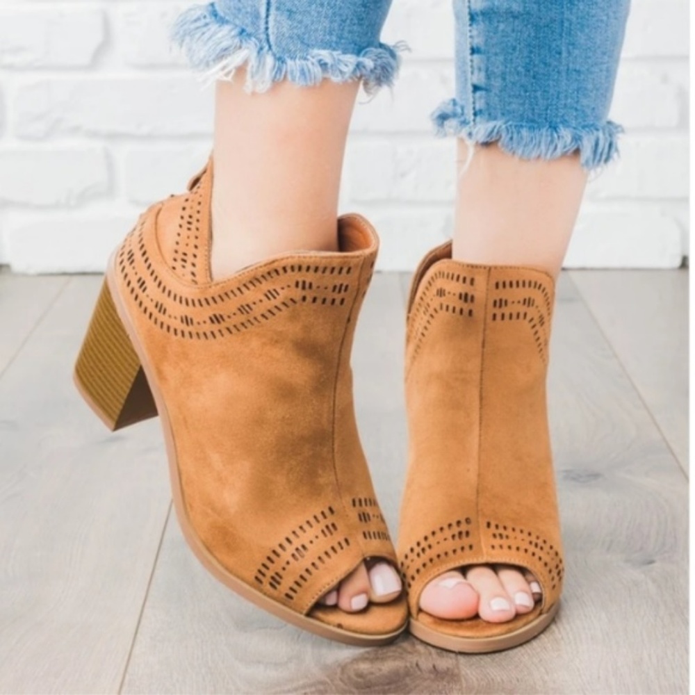 Laser Detailed Chunky Heel Peep Toe Booties - Picture 3 of 8